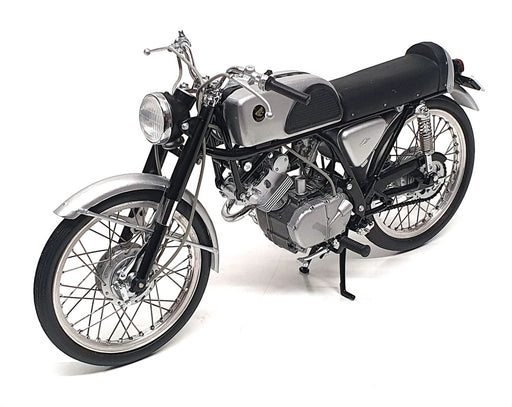 Ebbro 1/10 Scale 10004 - 1962 Honda CR110 Street Motorbike - Black