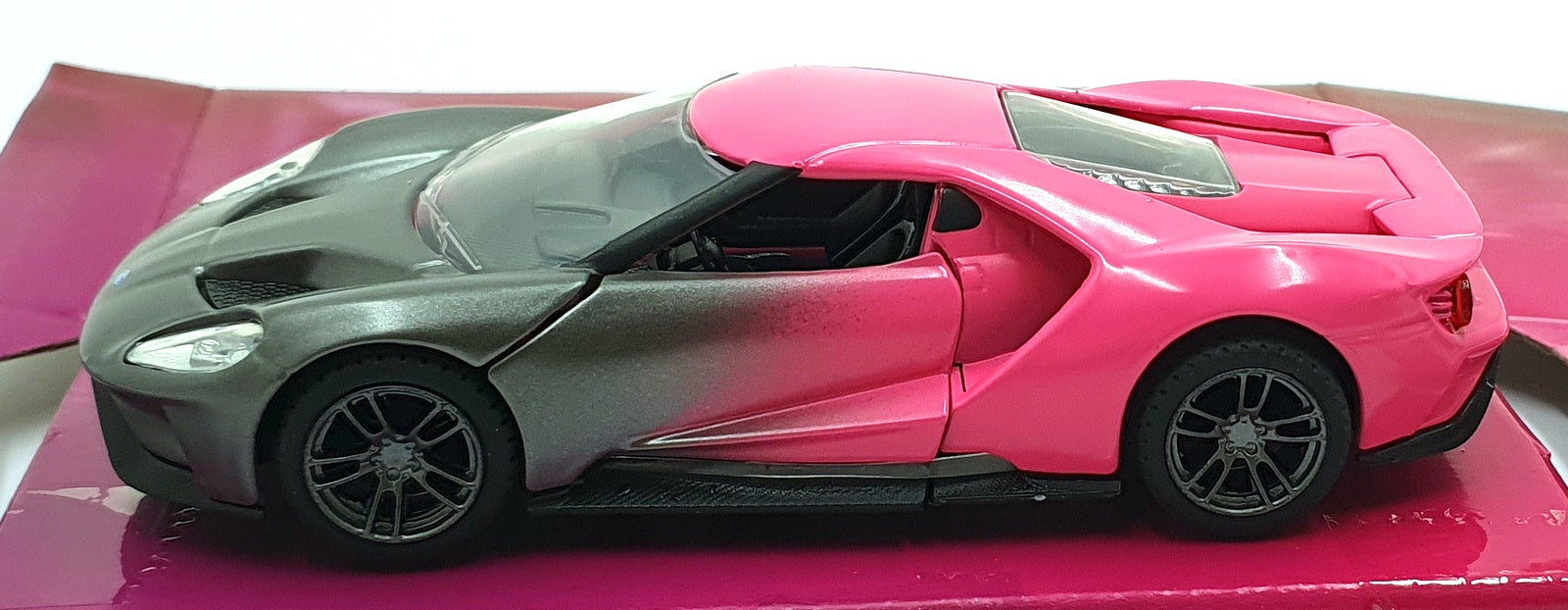 Jada Toys 1/32 Scale 34851 - 2017 Ford GT - Silver/Pink