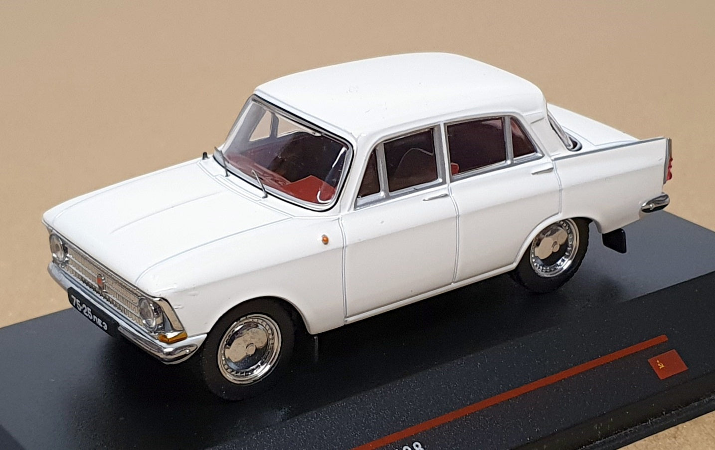 IST Models 1/43 Scale Diecast IST102 - 1968 Moskwitch 408 - Off White