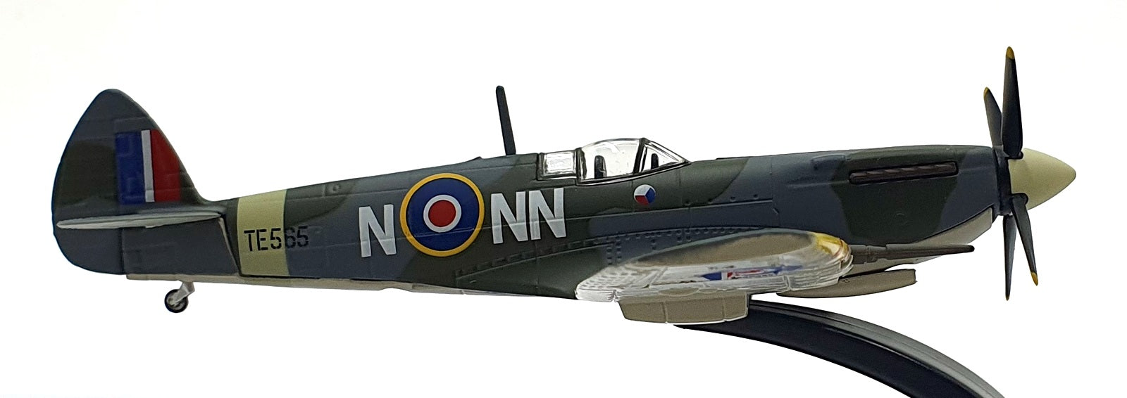 Oxford Diecast 1/72 Scale AC123 1945 Spitfire IXE RAF #310 (Czech) Sqn. Man