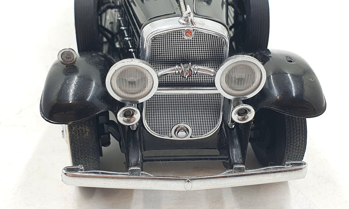 Franklin Mint 1/24 Scale 51225A - 1930 V-16 452 Cadillac Imperial Sedan - Black