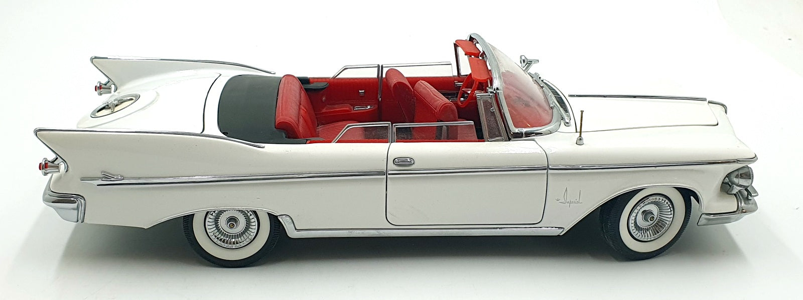 Road Signature 1/18 Scale Diecast 20138 - 1961 Imperial Crown - White