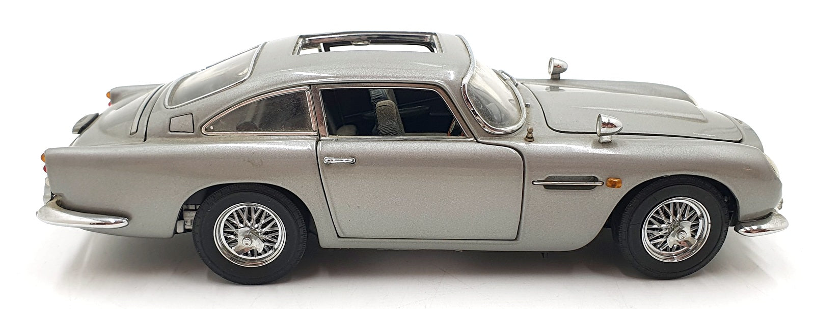 Danbury Mint 1/24 Scale Diecast DM048 - James Bond 007 Aston Martin DB5 Silver