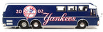 Fleer 1/64 Scale 01231 - Motorcoach New York Yankees MLB 2002 - Blue/White
