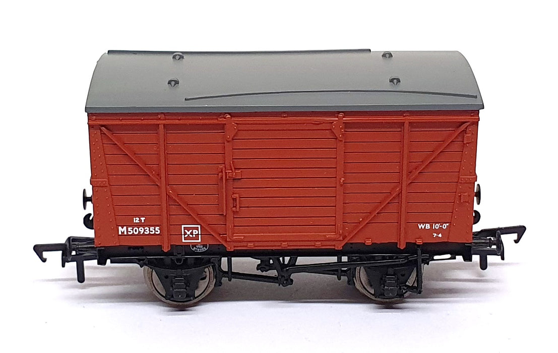 Bachmann OO 1/76 Scale 38-170 - 12 Ton BR Plywood Vent Van Bauxite (Early)