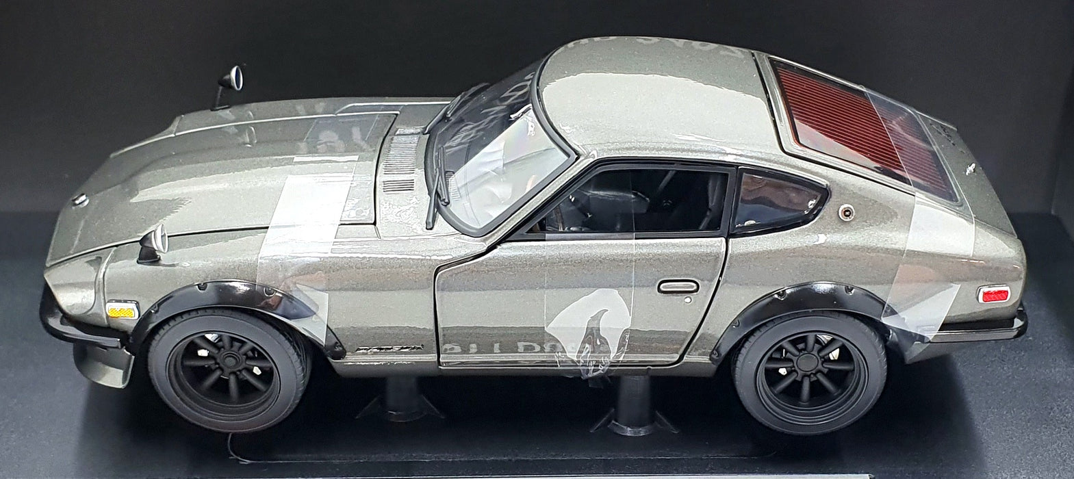 Sun Star 1/18 Scale Diecast 3517 - 1971 Datsun 240Z - Dark Grey