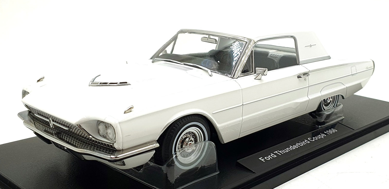 KK Scale 1/18 Scale KKDC181381 - 1966 Ford Thunderbird Coupe - White