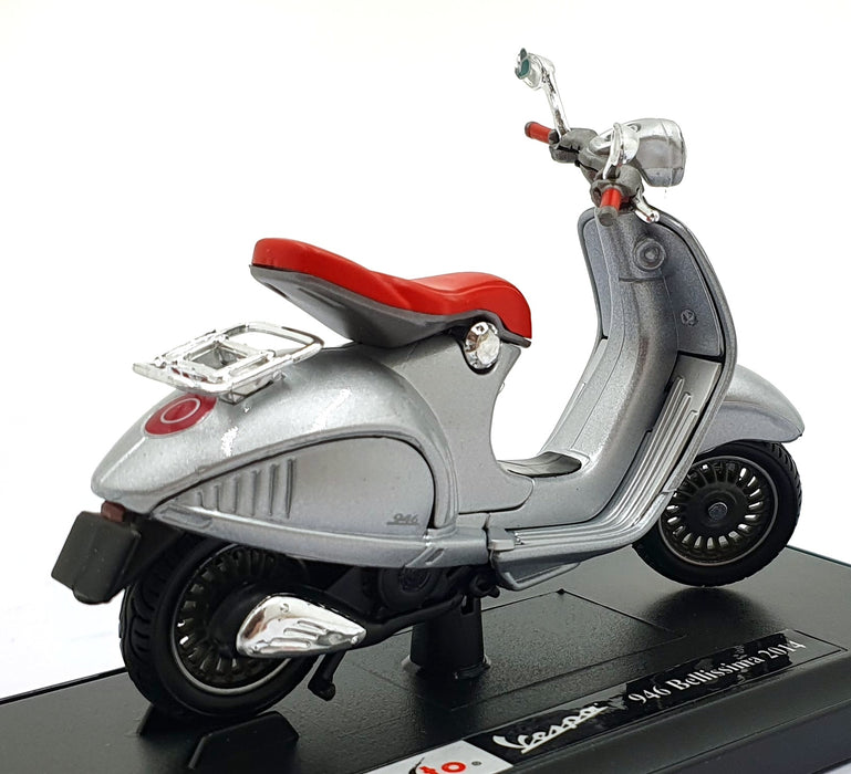 Maisto 1/18 Scale 39540 - 2014 Vespa 946 Bellissima Moped - Silver