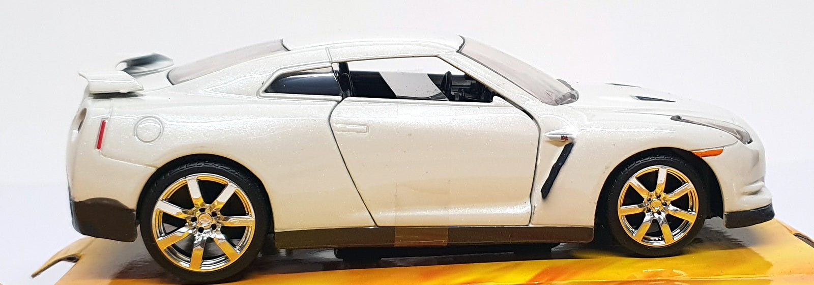 Jada 1/32 Scale 20006 - 2009 Nissan GT-R - White