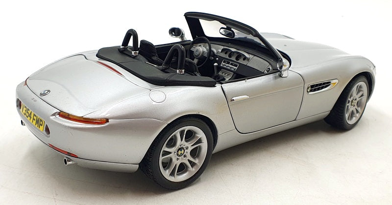 Kyosho 1/18 Scale Diecast 80 43 0 007 667 BMW Z8 James Bond 007 TWINE Silver