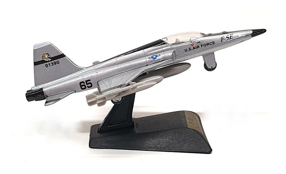 Motor Max Modern Jets 1/100 Scale 77002 - F-5E Tiger II Aircraft & Display Stand