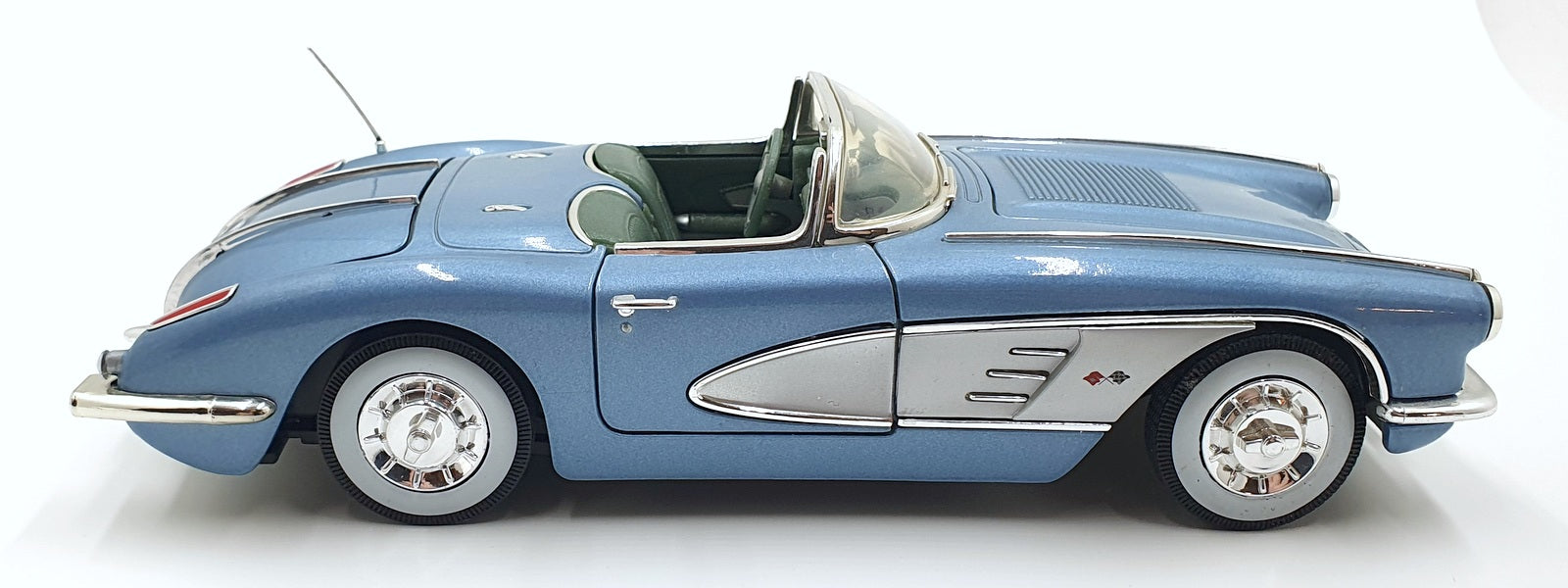 Motor Max 1/18 Scale Diecast 14126Q - 1958 Chevrolet Corvette -Blue/Silver