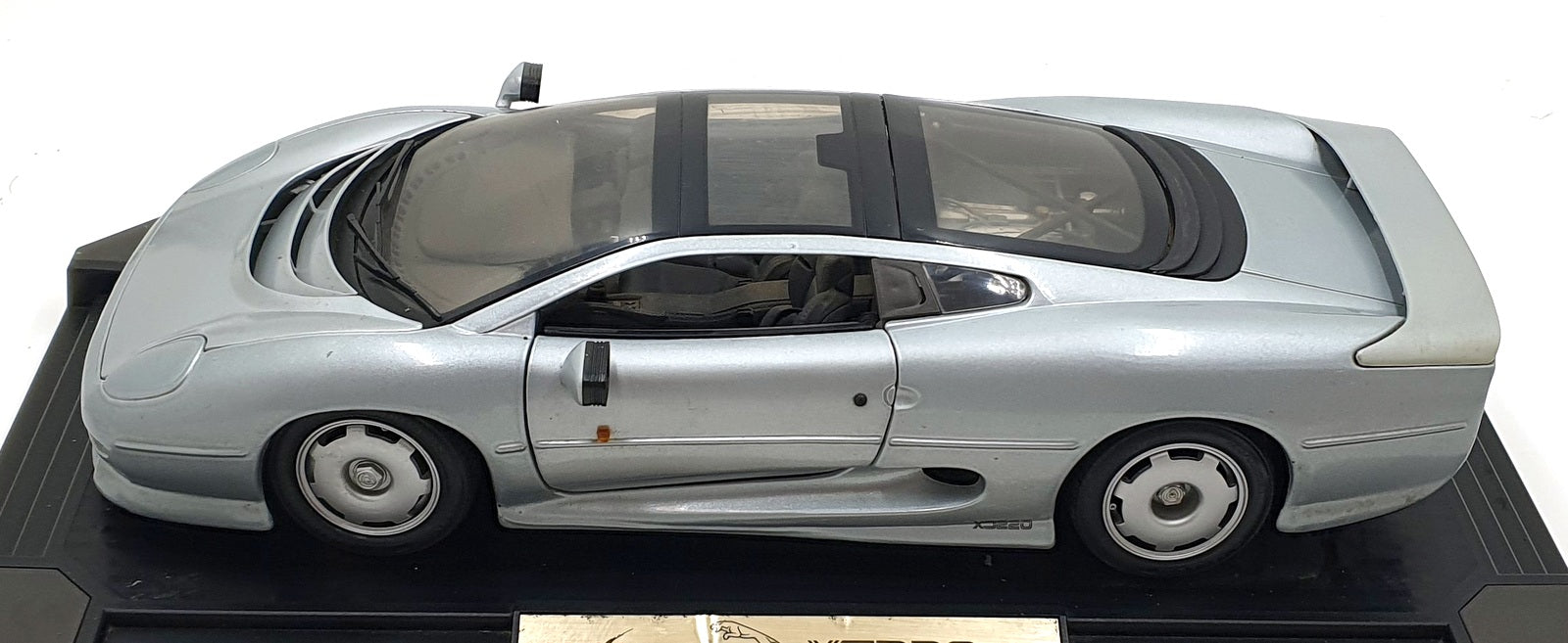 Maisto 1/12 Scale Diecast 33201 - 1992 Jaguar XJ220 - Silver On Plinth