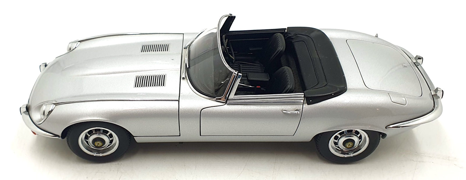 Autoart 1/18 Scale Diecast DC18626Q - Jaguar E-Type Cabriolet - Silver