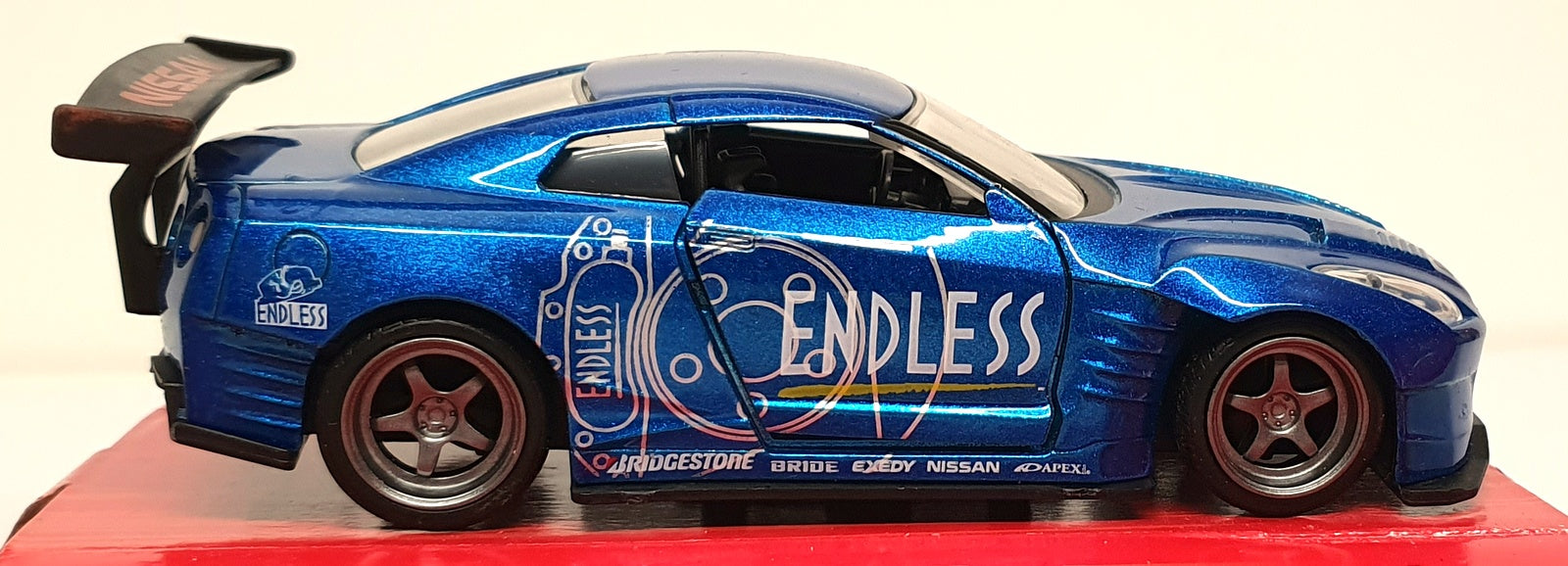 Jada 1/32 Scale 98650 - 2009 Nissan GT-R (R35) Ben Sopra - Met. Blue