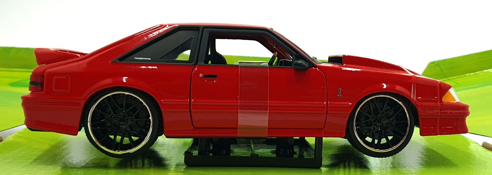 Maisto 1/24 Scale Diecast 32549 - 1993 Ford Mustang SVT Cobra - Red