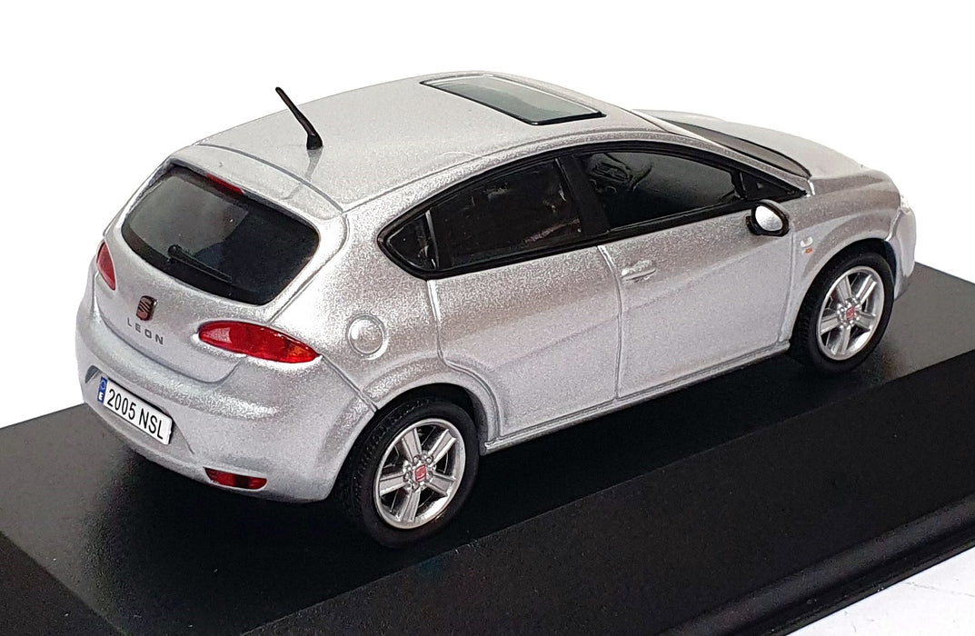 Dealership Model 1/43 Scale Diecast 03107 - Seat Leon - Luna Silver