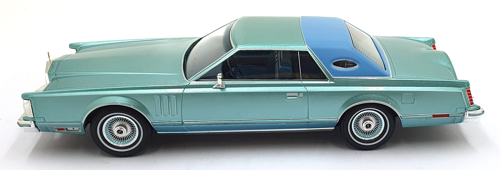 MCG 1/18 Scale Diecast MCG18369 - Lincoln Continental Mark V - Met. Blue