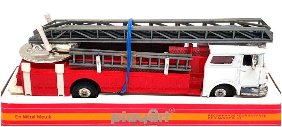 Model Power Playart 24523F - Mack Fire Engine - Red/White