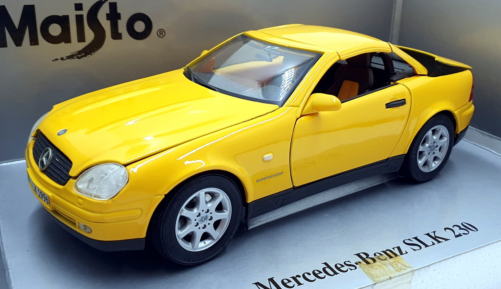 Maisto 1/18 Scale Diecast 31838 - Mercedes Benz SLK 230 1996 - Yellow