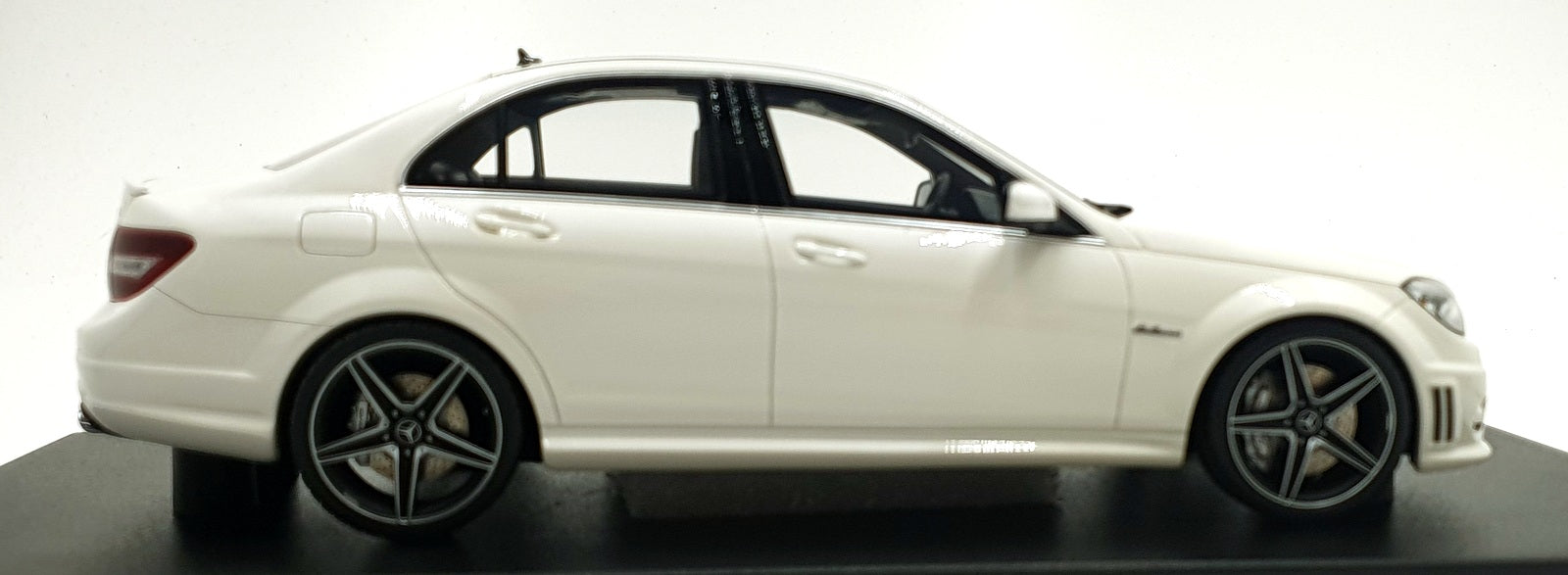 GT Spirit 1/18 Scale Resin GT928 - Mercedes-Benz C63 AMG - Diamond White