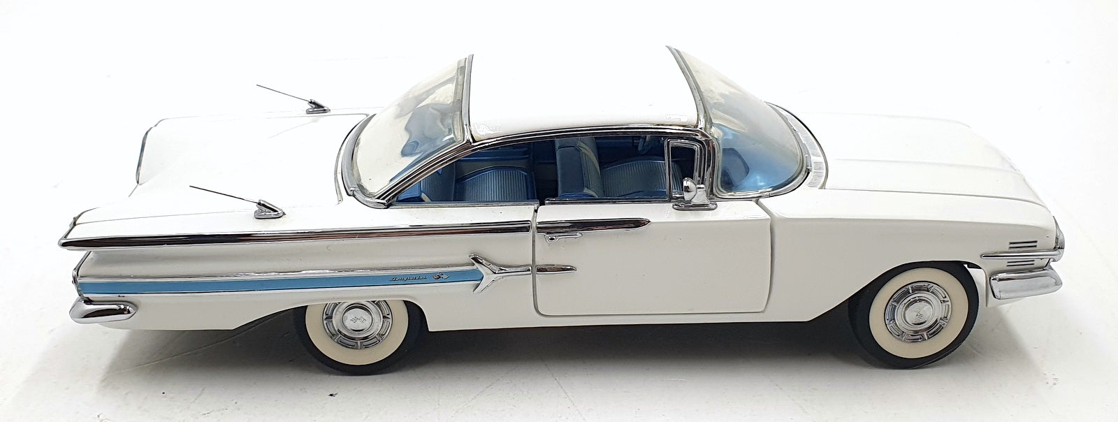 Franklin Mint 1/24 Scale 9126C - 1960 Chevrolet Impala - White