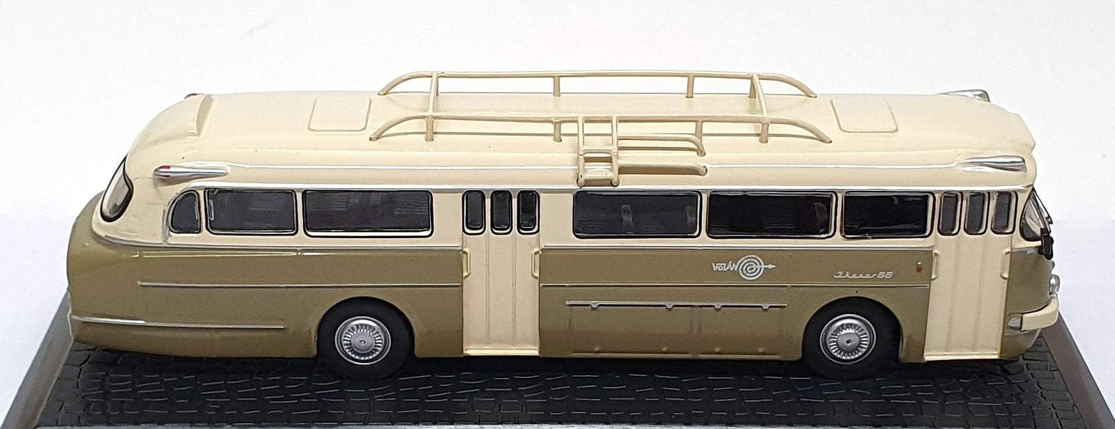 Atlas Editions 1/72 Scale 3 570 002 - 1955 Ikarus 66 Bus Coach - Cream/Green