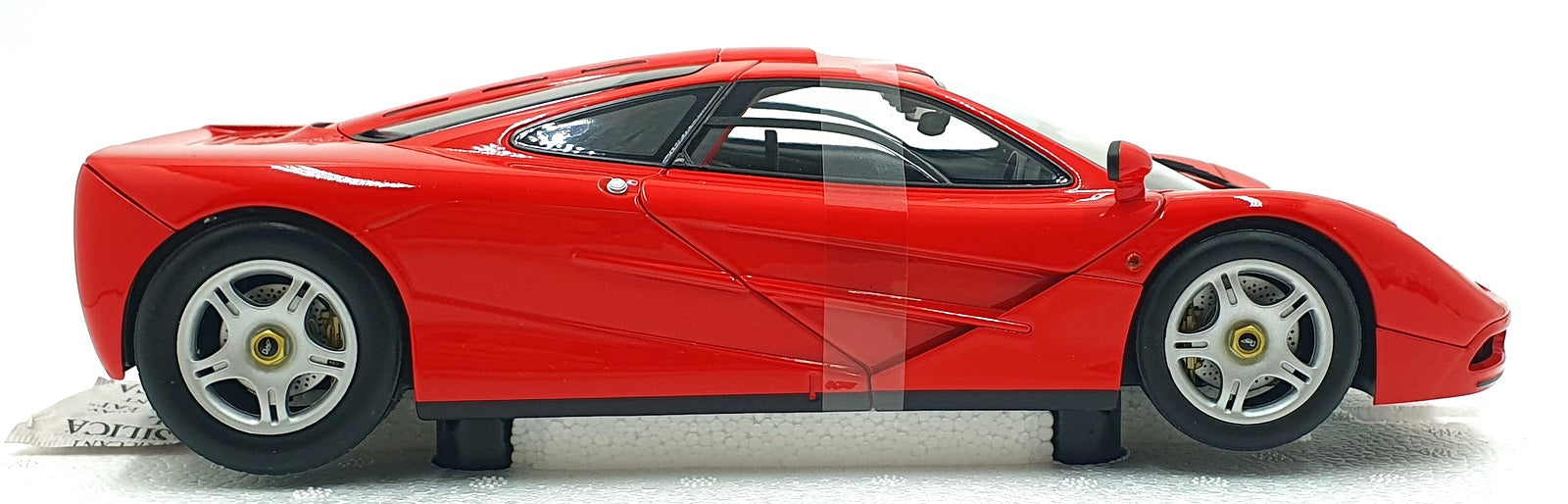 Minichamps 1/18 Scale Diecast 530 133422 - 1993 McLaren F1 Road Car - Red