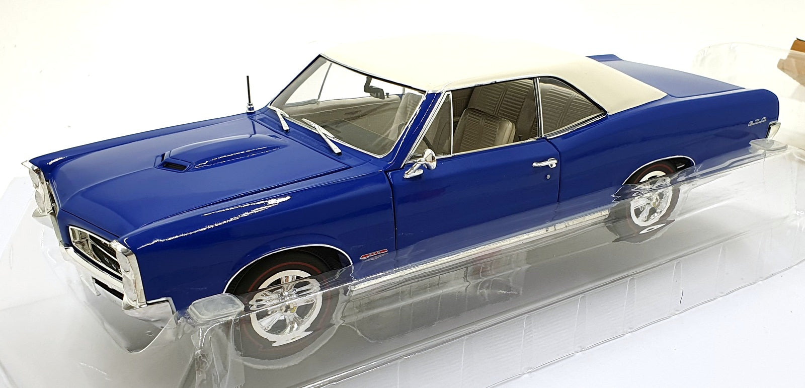 Greenlight 1/18 Scale Diecast HWY-18047 - 1966 Pontiac GTO - Blue/White