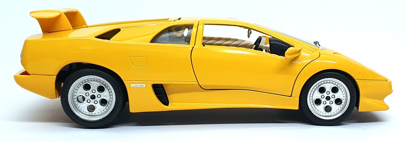 Burago 1/18 Scale Diecast 3041 - 1990 Lamborghini Diablo - Yellow