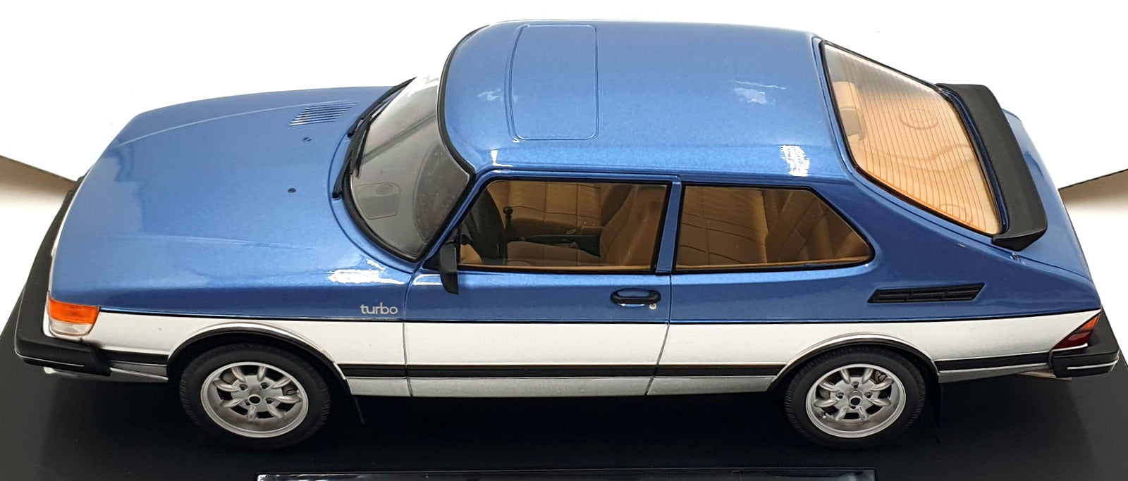 Model Car Group 1/18 Scale MCG18261MCW - Saab 900 Turbo - Blue/Silver