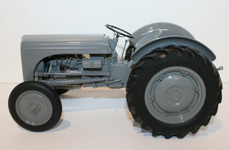 Universal Hobbies 1/16 Scale Diecast UH2690 - 1949 Ferguson TEA 20 Tractor