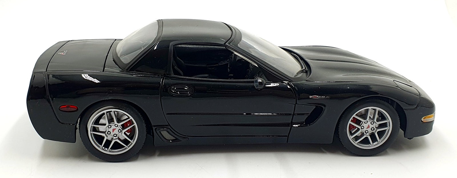Maisto 1/18 Scale Diecast 12226P - 2001 Chevrolet Corvette - Black