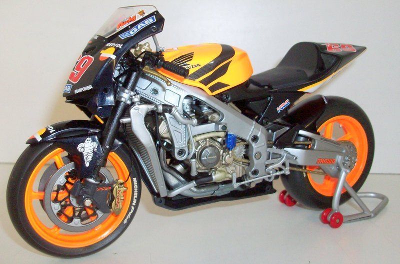 Minichamps 1/12 Scale - 122 037169 Honda RC211V Repsol Honda Nicky Hayden 2003