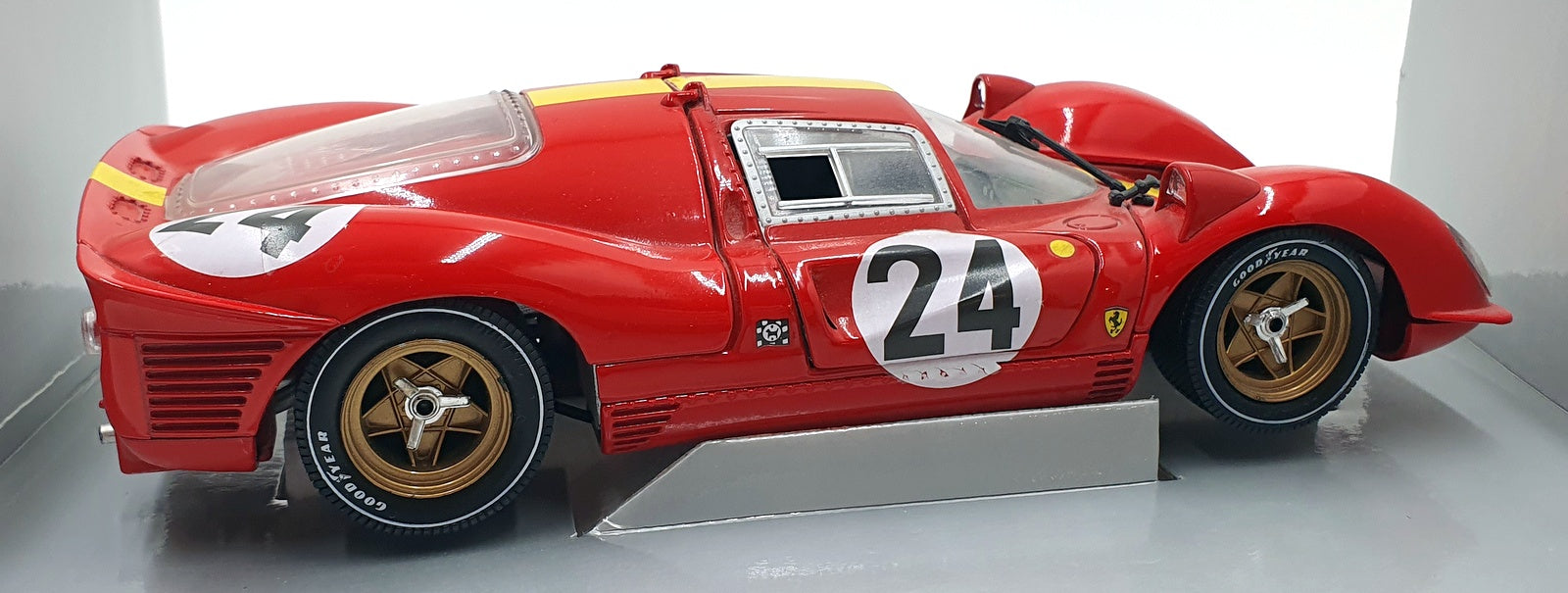 Universal Hobbies 1/18 Scale Diecast 30001 - Ferrari 330 P4 Le Mans 1967 #24
