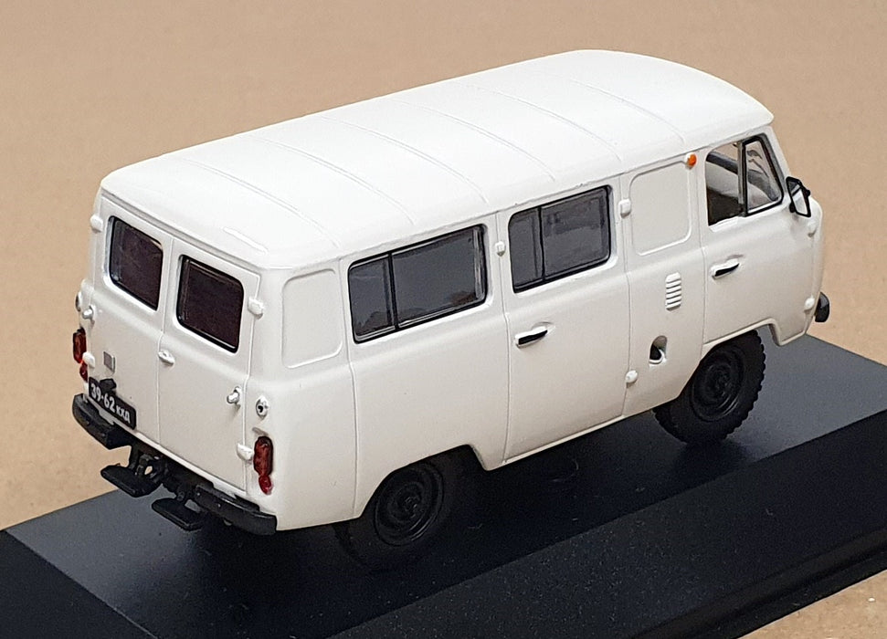 IST Models 1/43 Scale Diecast IST021 - 1980 UAZ 452 Minibus - White — R ...