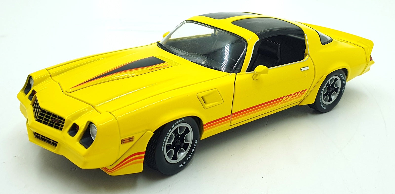 Greenlight 1/18 Scale Diecast 13690 - 1980 Chevrolet Camaro Z28 - Yellow