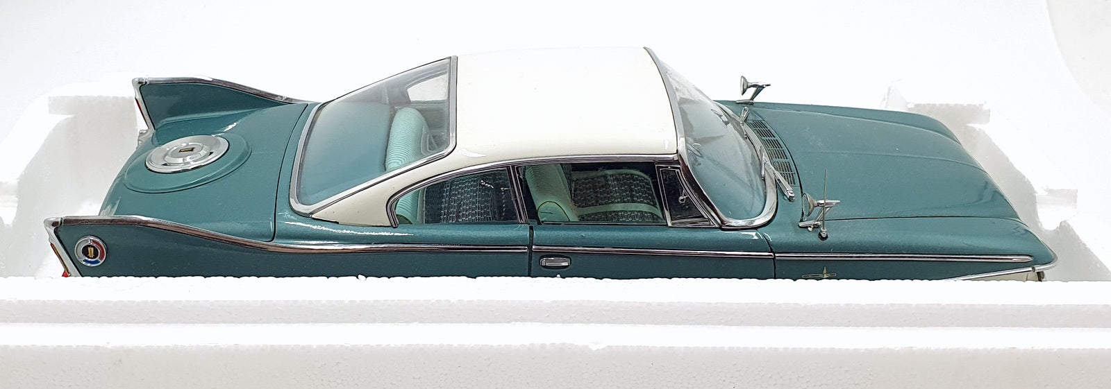 Sun Star 1/18 Scale Diecast 5421 - 1960 Plymouth Fury Hard Top White/Turquoise 