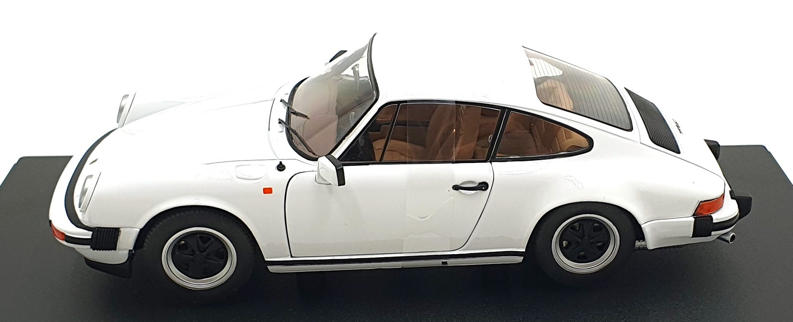 Solido  1/18 Scale S1802610 - 1974 Porsche 911 3.0 SC - Granprix White