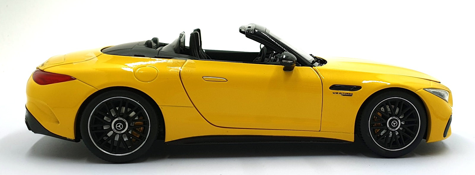IScale 1/18 Scale Diecast 18209 - Mercedes-AMG SL 63 4Matic+ - Yellow