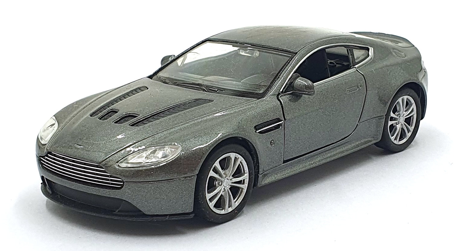Welly Model 12cms Pull Back and Go 301125 - Aston Martin V12 Vantage - Met. Grey