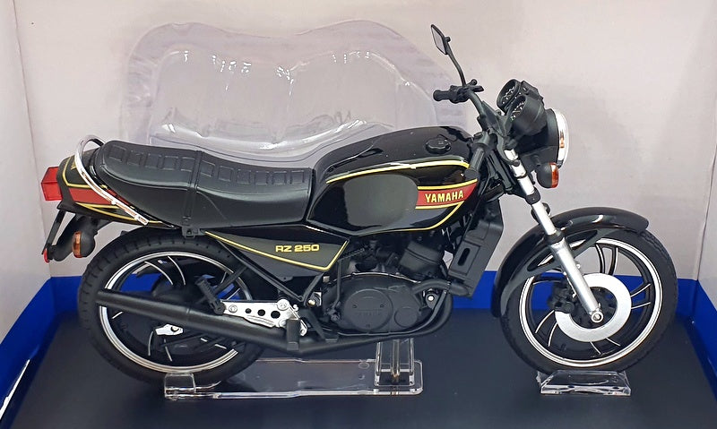 Aoshima 1/12 Scale 110423-3700 - Yamaha RZ 250 Motorcycle - Black