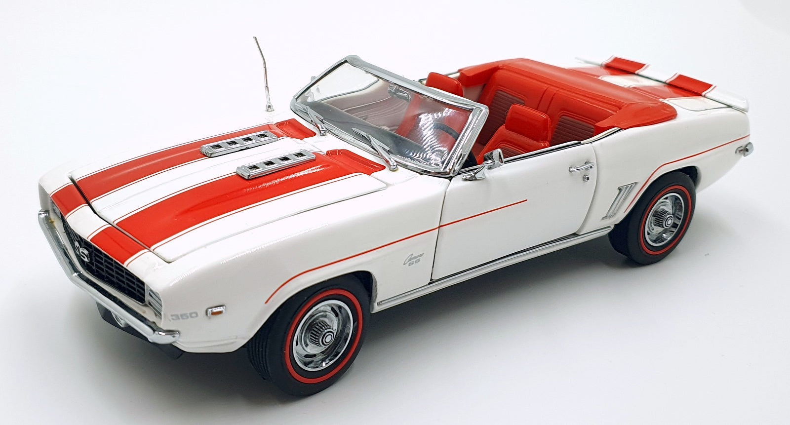 Danbury Mint 1/24 Scale DMCHEV69 - 1969 Chevrolet Camaro SS - White/Red