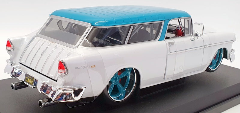 Maisto 1/18 Scale Diecast 32613 - 1955 Chevrolet Nomad - White/Green