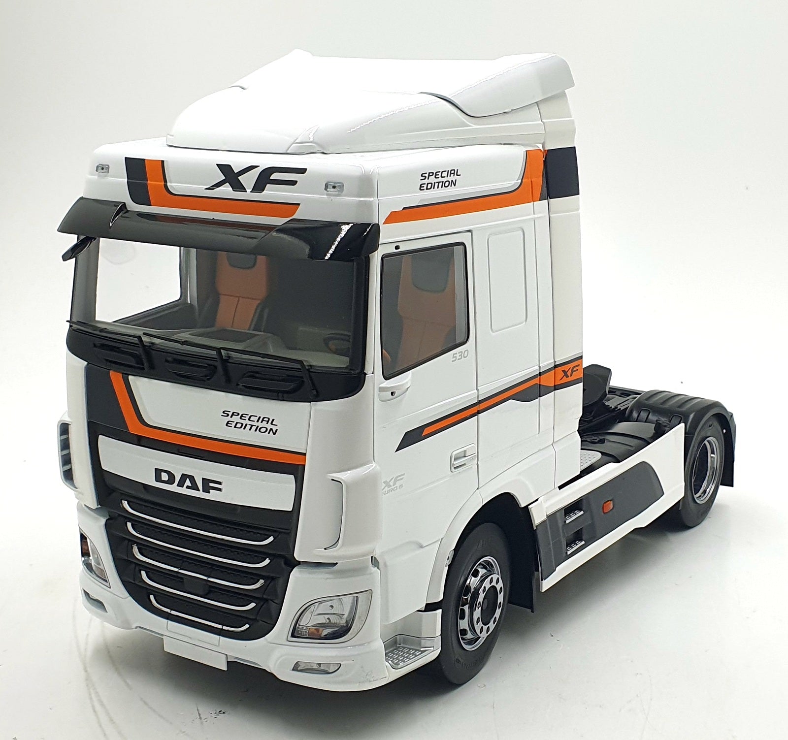Ixo 1/18 Scale PLC30214 - DAF XF Space Truck - White