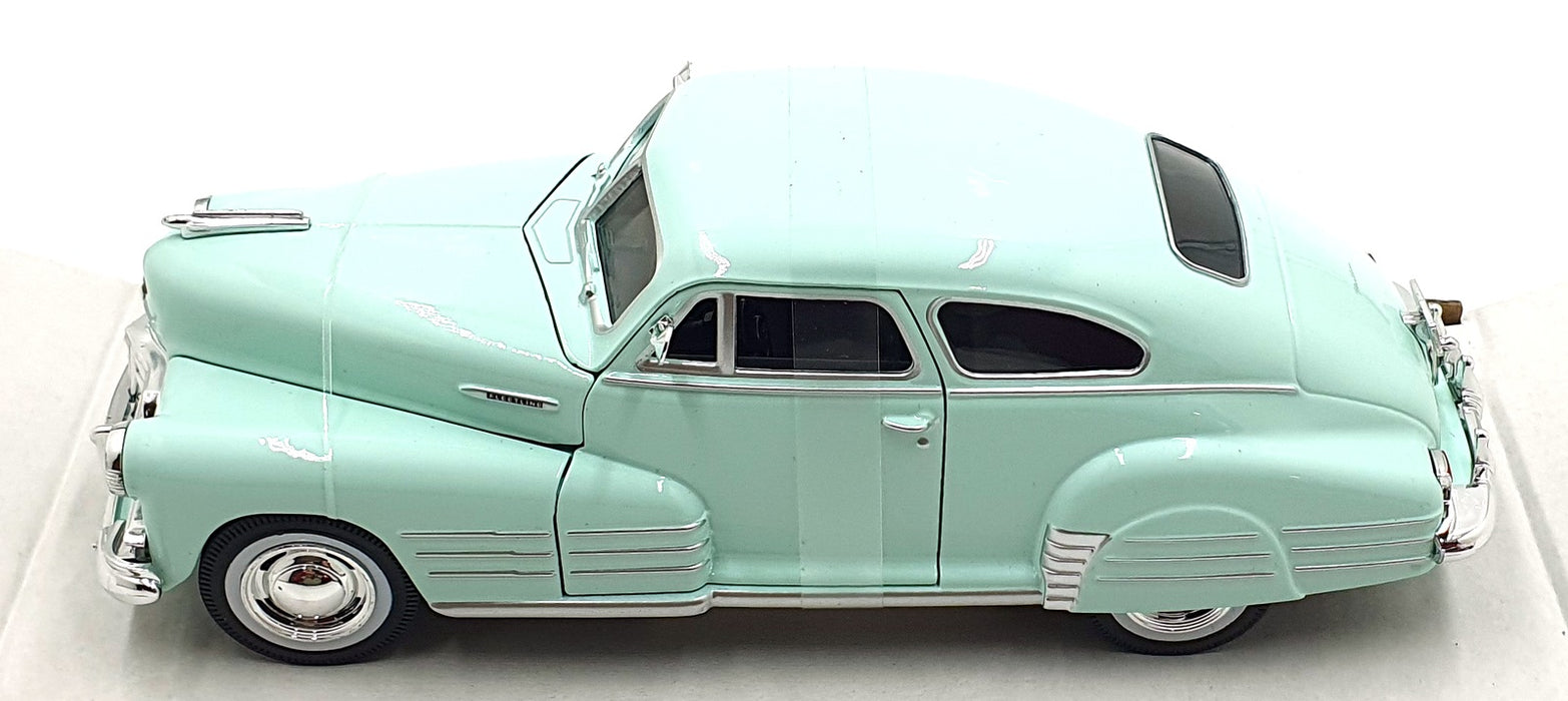 Maisto 1/25 Scale Diecast 32921 - 1948 Chevrolet Fleetline Aerosedan Mint Green