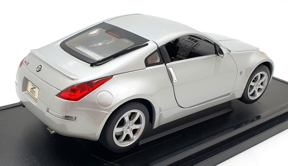 Road Signature 1/18 Scale Diecast 92538 - 2003 Nissan 350Z - Silver