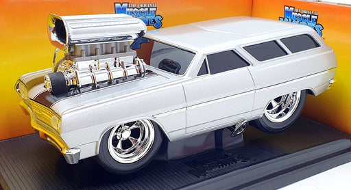 Muscle Machine 1/18 Scale Diecast 71166 - 1965 Chevrolet Chevelle Wagon - Silver