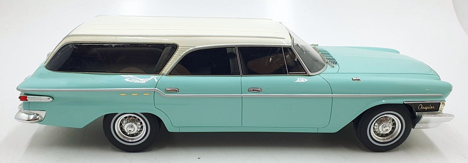 BOS Models 1/18 scale BOS277 Chrysler Newport Town Country Wagon Turquoise/White