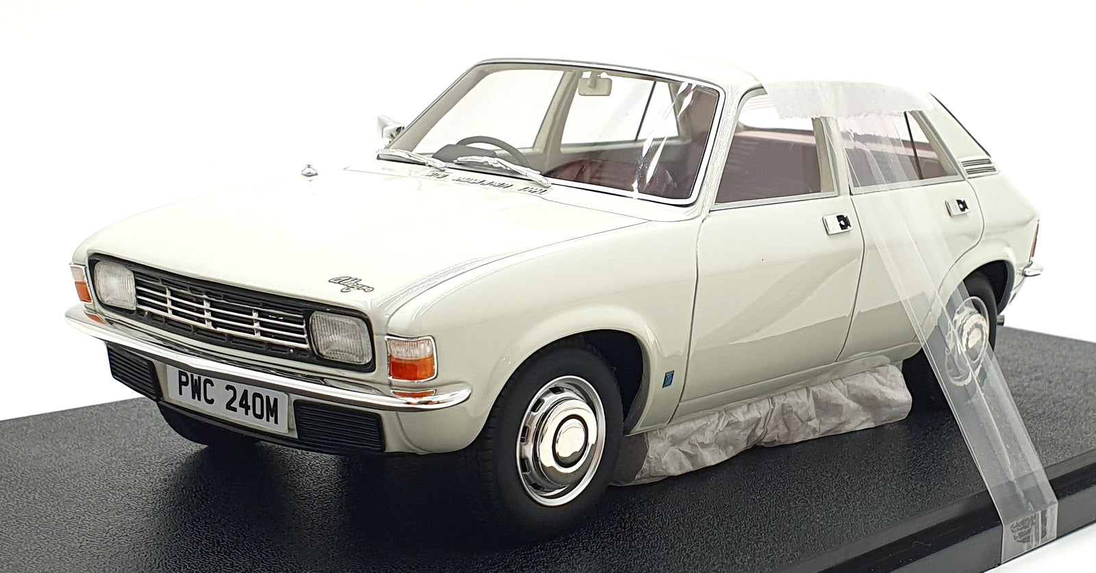 Cult 1/18 Scale Resin CML145-1 - 1973 Austin Allegro - Glacier White